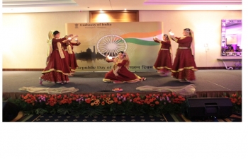 Kathak performance by Sonali Roy and her group on a soulful Sufi song sung by Abida Parveen.